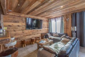 sala de estar con sofá y mesa en Luxurious flat w sauna in L'Alpe d'Huez - Welkeys, en LʼHuez