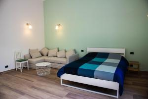 un dormitorio con una cama y un sofá en La Casa dei Nonni, en Trani