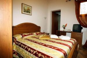 - une chambre avec un lit et une télévision dans l'établissement Luana Inn Holiday, à Fiumicino