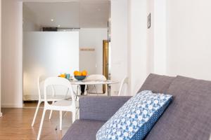 a living room with a couch and a table at Oceanográfico Apartments in Valencia