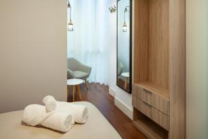Pokój z 2 ręcznikami na łóżku i lustrem w obiekcie Acogedor Apartamento Teatro Cervantes w Maladze