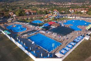 an aerial view of a large swimming pool at Apartmani Cera in Soko Banja