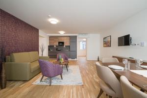 salon z kanapą i stołem w obiekcie MyApartments Vienna w Wiedniu