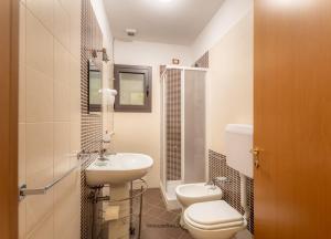 a bathroom with a toilet and a sink at Villa Rosaria Rooms in Noto