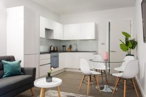 Kuhinja oz. manjša kuhinja v nastanitvi Abbott House by Viridian Apartments