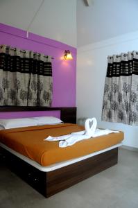 Кровать или кровати в номере Rutu's Holidays Resort Panhala