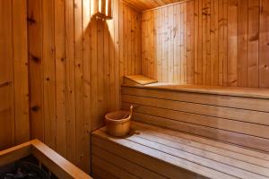 a wooden sauna with a bucket in it at One Shot Tabakalera House in Donostia-San Sebastián