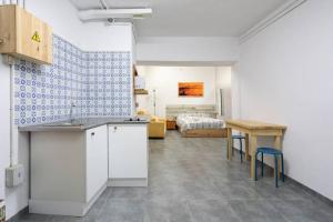 a kitchen and living room with a table and a bed at Estudio La Hornera in La Laguna