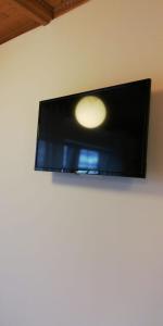 uma televisão de ecrã plano pendurada numa parede em andSleep em Mainz