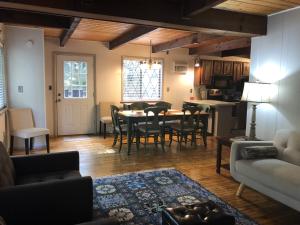 O zonă de relaxare la Cozy Cottage at Saw Creek