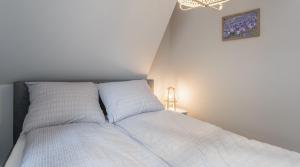 Postel nebo postele na pokoji v ubytování TWOJA CHATA Apartamenty pod niebem zarezerwuj na podhalami pl