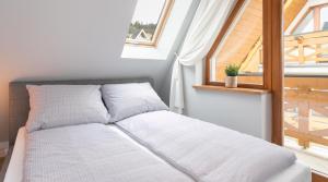 Postel nebo postele na pokoji v ubytování TWOJA CHATA Apartamenty pod niebem zarezerwuj na podhalami pl