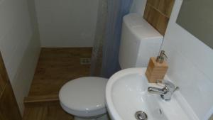 A bathroom at Duna Dráva Vendégház