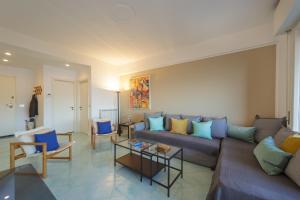 a living room with a couch and some chairs at CASA LINDA Vista da Sogno, Piscina e Tennis in Rapallo