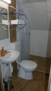 A bathroom at Duna Dráva Vendégház