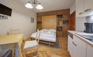 kuchnia ze stołem i łóżko w pokoju w obiekcie Appartement Mamas Iglu w Saalbach Hinterglemm +16 zdjęć