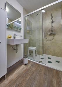 W łazience znajduje się prysznic, umywalka i toaleta. w obiekcie Appartement Mamas Iglu w Saalbach Hinterglemm