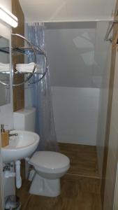 A bathroom at Duna Dráva Vendégház