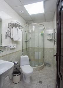 
A bathroom at London Hotel
