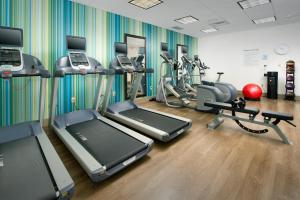 Fitness centrum a/nebo fitness zařízení v ubytování Holiday Inn Express & Suites by IHG Altoona, an IHG Hotel