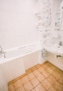 ein Badezimmer mit einer Badewanne und einem Waschbecken in der Unterkunft Amazing view of Maydan! in Kiew