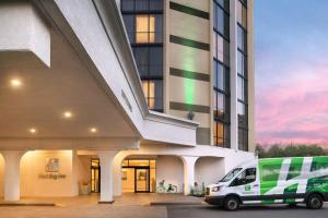 una camioneta estacionada frente a un edificio en Holiday Inn Austin -Town Lake by IHG, en Austin