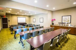 una sala de conferencias con una mesa larga y sillas en Staybridge Suites Plano - Legacy West Area, an IHG Hotel, en Frisco