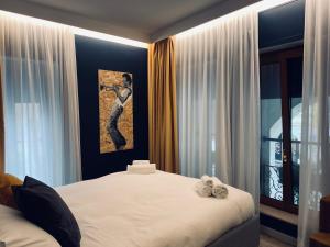 a bedroom with a bed and a picture of a man at Dimora del Teatro in Treviso