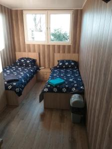 Postel nebo postele na pokoji v ubytování 2 osobowe kawalerki w domkach FreezerHause Kozery- NoclegiGrodziskPL 792-535-535