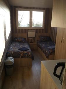 Postel nebo postele na pokoji v ubytování 2 osobowe kawalerki w domkach FreezerHause Kozery- NoclegiGrodziskPL 792-535-535
