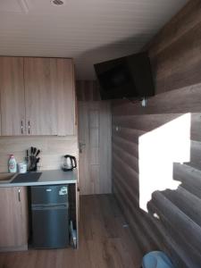 Kuchyň nebo kuchyňský kout v ubytování 2 osobowe kawalerki w domkach FreezerHause Kozery- NoclegiGrodziskPL 792-535-535