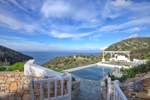 Cette villa dispose d'une piscine et offre une vue sur l'océan. dans l'établissement Luxurious Villa with Wonderful View, à vieille ville d'Alonissos