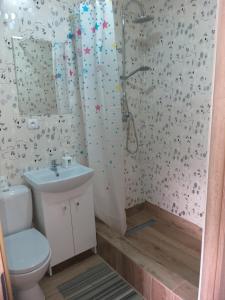 Koupelna v ubytování 2 osobowe kawalerki w domkach FreezerHause Kozery- NoclegiGrodziskPL 792-535-535
