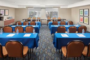 Foto dalla galleria di Holiday Inn Express Hotel & Suites Belmont, an IHG Hotel a Belmont