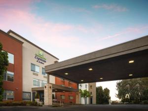 een weergave van een ziekenhuisgebouw bij Holiday Inn Express Hotel & Suites Belmont, an IHG Hotel in Belmont