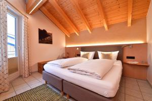 バルダーシュヴァングにあるHaus im Wäldleの木製の天井のベッドルーム1室(大型ベッド1台付)