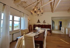 Photo de la galerie de l'établissement Luxurious Villa with Wonderful View, à vieille ville d'Alonissos