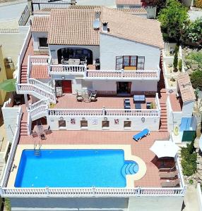 een luchtzicht op een huis met een zwembad bij Casa Gran Vista, appartement, adults only in Jalón