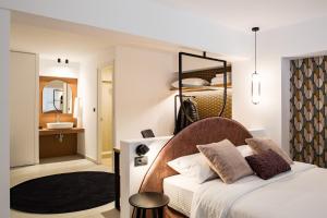 um quarto com uma cama e uma casa de banho em Living in Nafplio Urban Chic Apartments em Nafplio