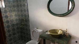 baño con lavabo y aseo con espejo en Elafonisi Villa above the Beach, en Elafonisi