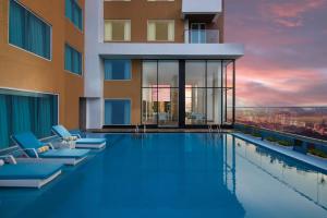 Bazén v ubytování Royal Hometel Suites nebo v jeho okolí