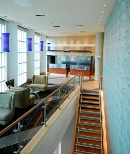 eine Lobby mit Treppen und Stühlen in einem Gebäude in der Unterkunft Sandy Beach Resort in Myrtle Beach
