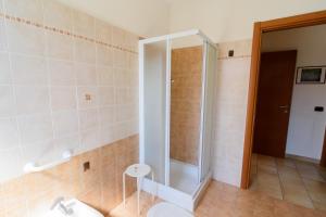 a bathroom with a shower with a glass door at CASAROSABELLA primo piano in Negrar