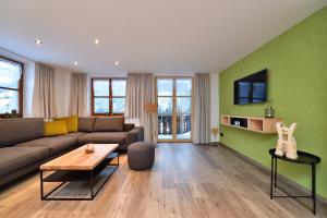 uma sala de estar com um sofá e uma mesa em Ferienhof Sonne em Hittisau