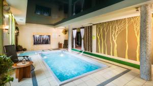 ein großer Pool in einem Hotelzimmer in der Unterkunft Hotel City SM Business & Spa in Krakau