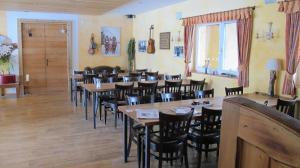 Un restaurant sau alt loc unde se poate mânca la Reitstall und Saloon San Jon