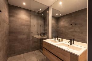 een badkamer met een wastafel en 2 wastafels. bij Hilversum City Apartments in Hilversum