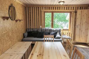 a living room with a couch and a table at Evon Luonto, Aulangon Rantapiilo in Aulanko