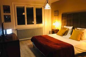 ein Schlafzimmer mit einem großen Bett mit gelben Kissen in der Unterkunft JAZZAPPART appartement classé 3 étoiles in Gentilly