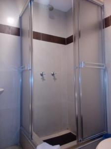 een douchecabine met twee kranen in de badkamer bij Hotel Saint Thomas in Quito
